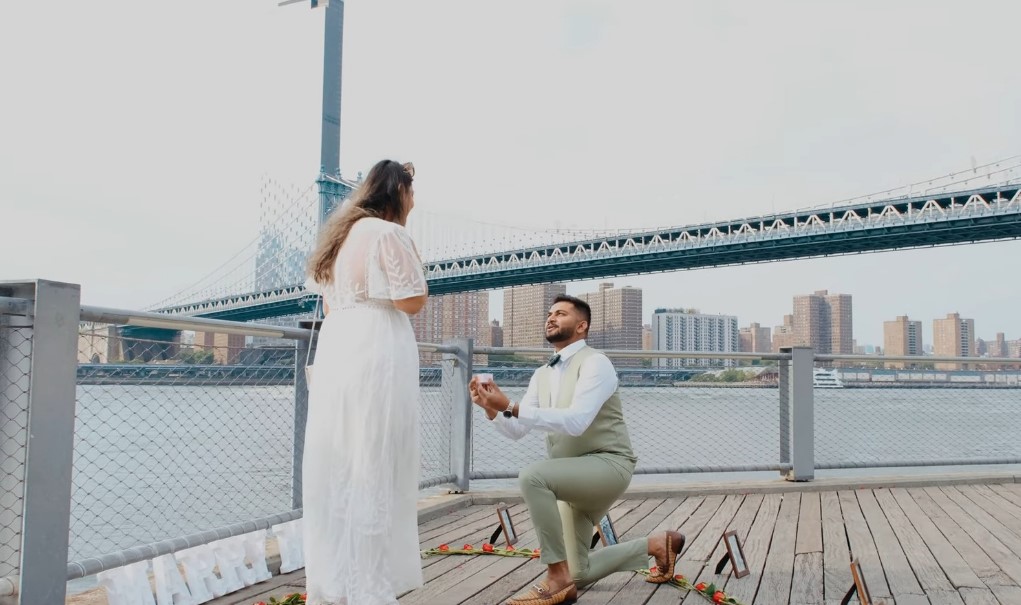 Man proposing to a woman on Brooklyn bridge